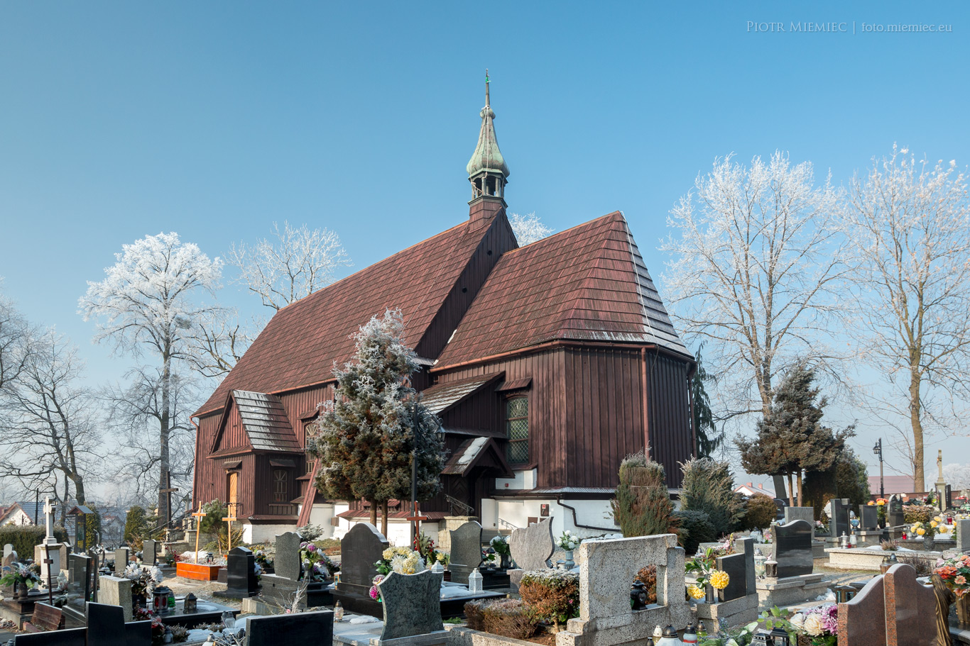 Drewniany kościół w Łące
