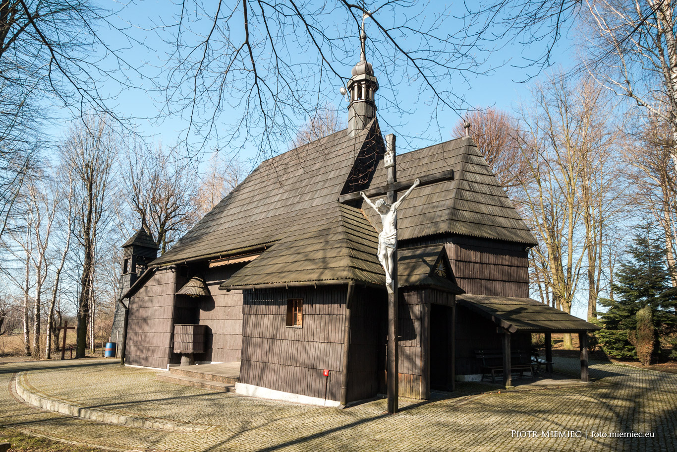 Drewniany kościół odpustowy pw. św. Krzyża w Pietrowicach Wielkich.