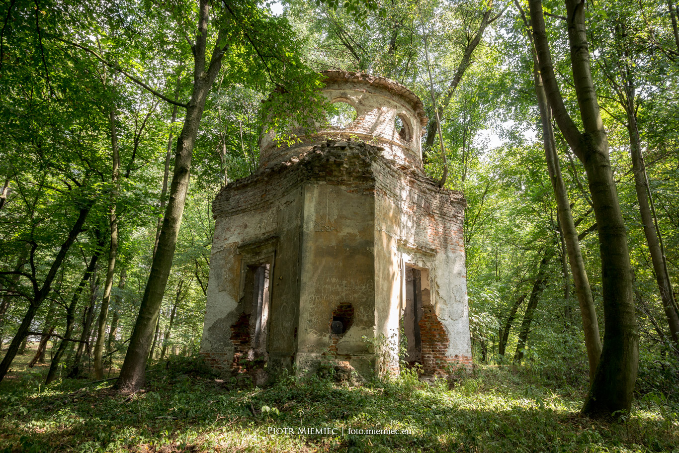 Ruiny mauzoleum w Sławięcicach