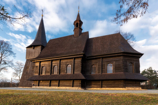 Drewniany kościół pw. św. Michała Archanioła w Żernicy.