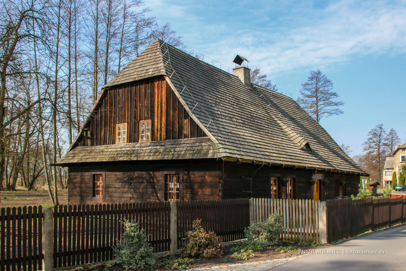 Zabytkowy drewniany dom w Kielczy