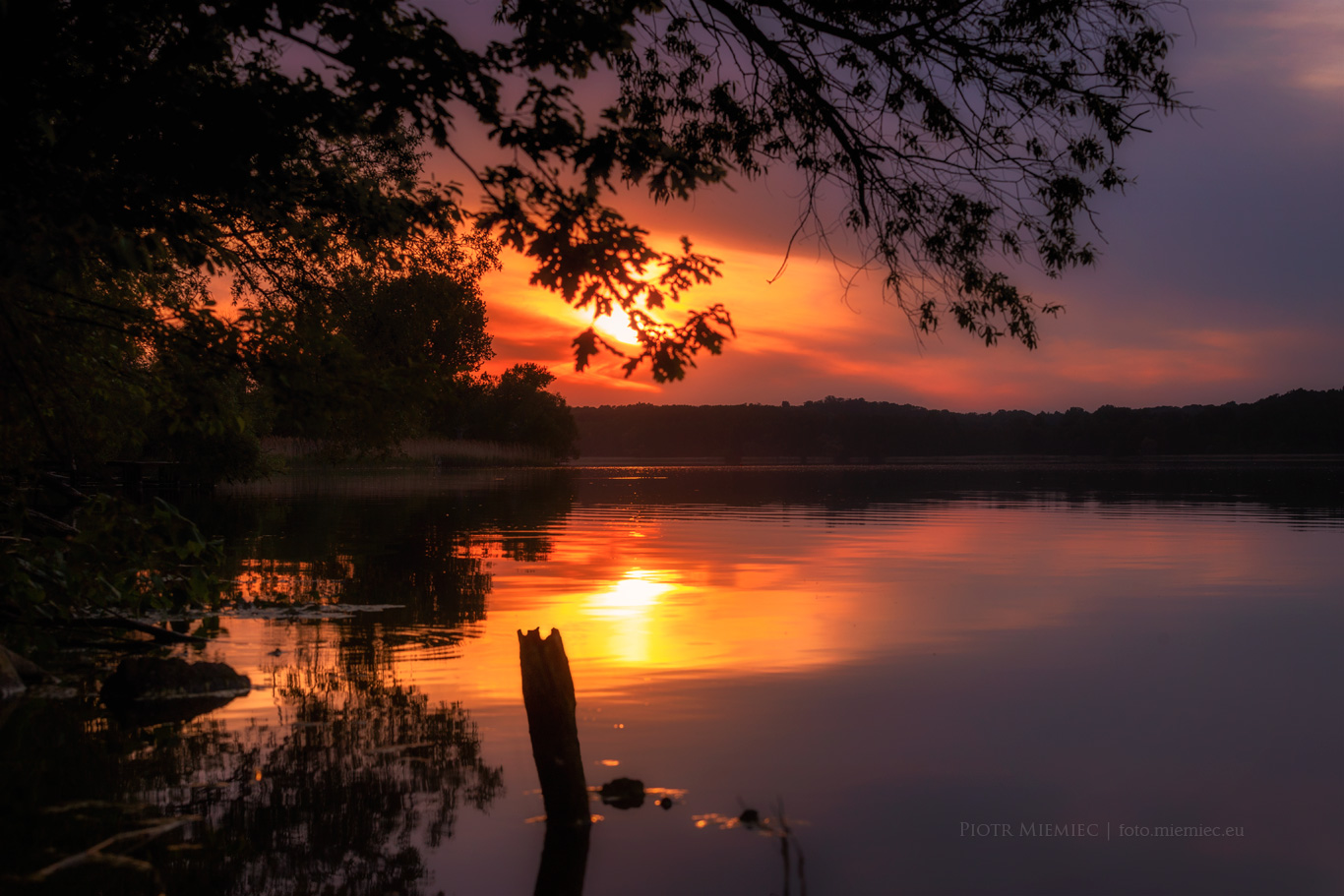 Majowy zachód słońca nad jeziorem Pławniowice