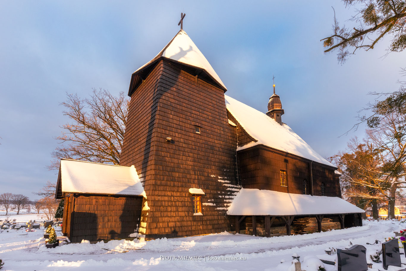 Kościół w Sierakowicach w zimowej scenerii