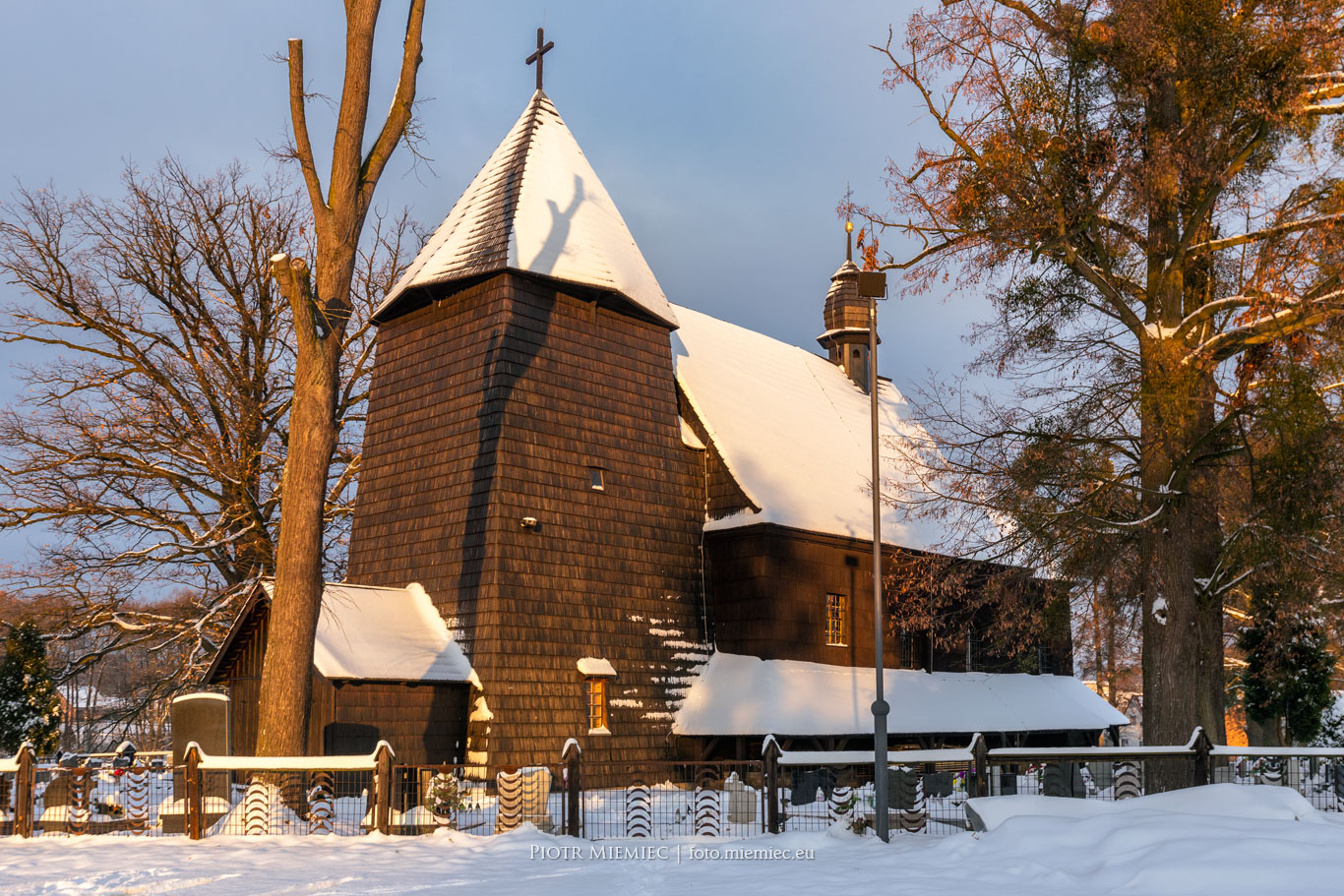 Kościół w Sierakowicach w zimowej scenerii
