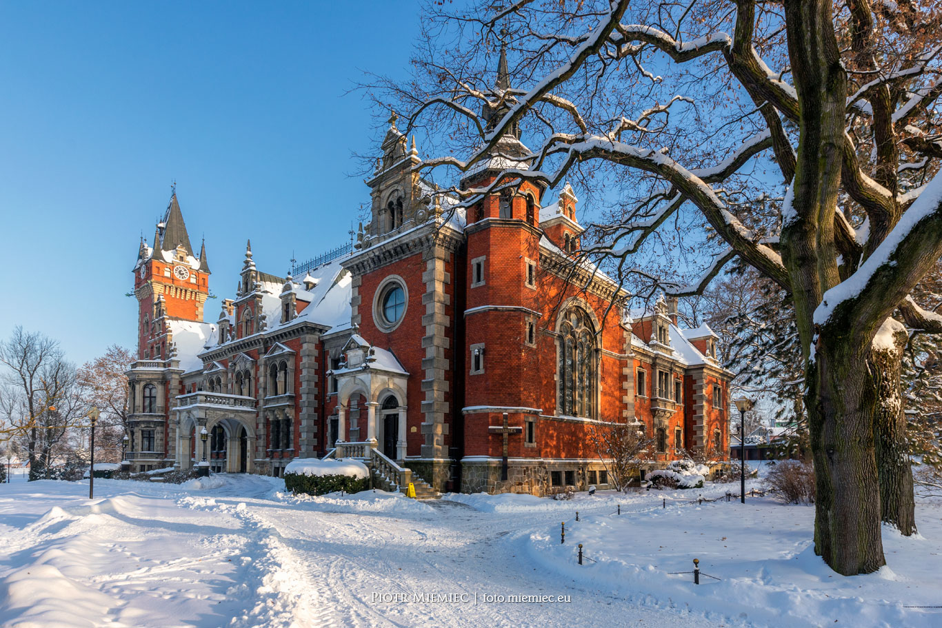 Pałac Pławniowice w zimowej scenerii