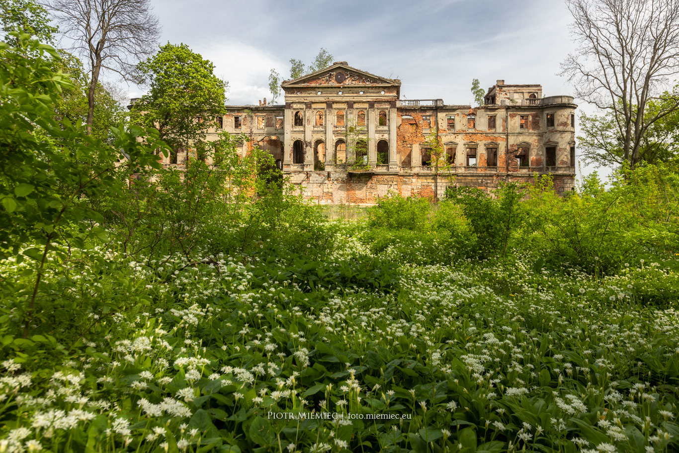 Ruiny pałacu w Sławikowie – kwiecień 2023