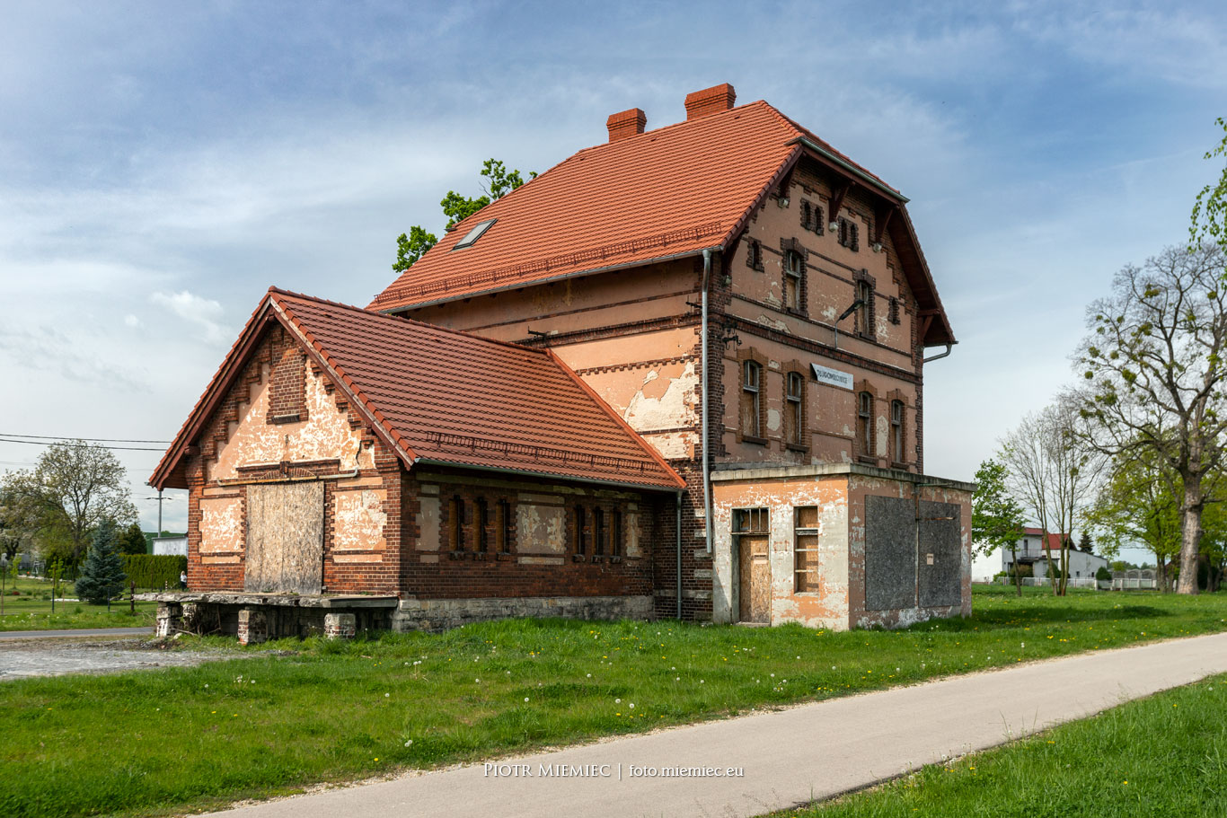 Dawny dworzec kolejowy w Długomiłowicach