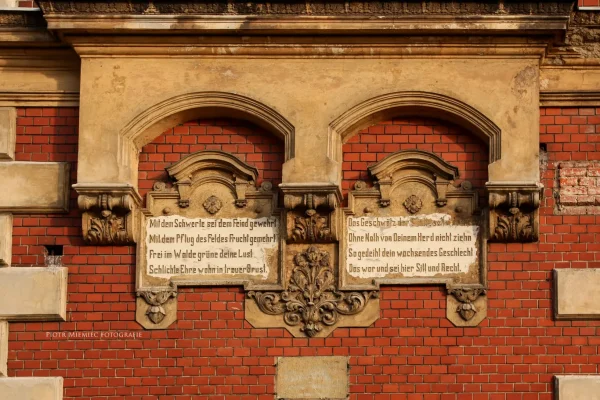 Tablice na elewacji pałacu w Krowiarkach