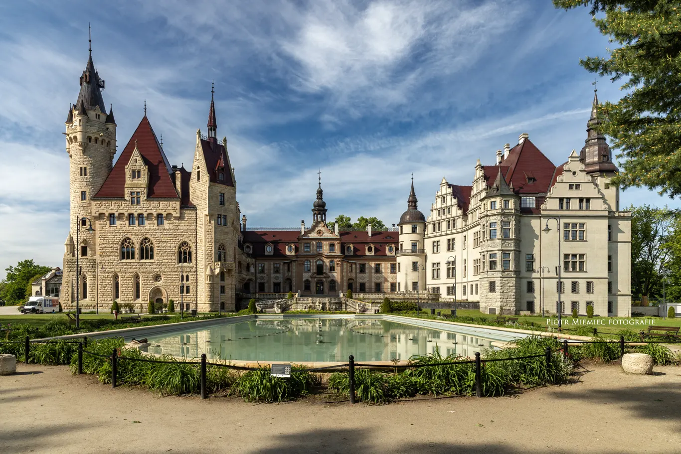 Poranny spacer przy pałacu w Mosznej