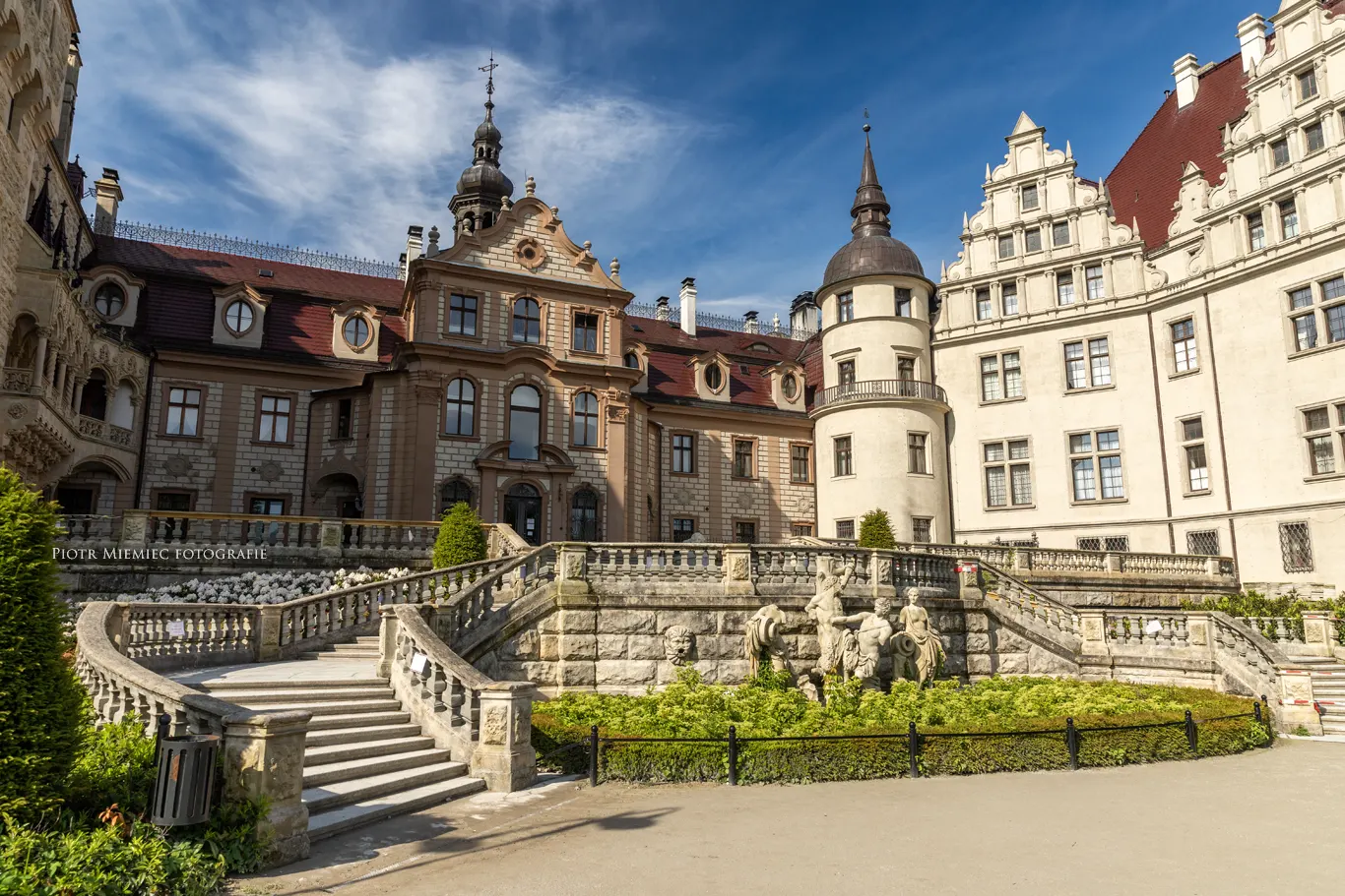 Dziedziniec pałacu w Mosznej