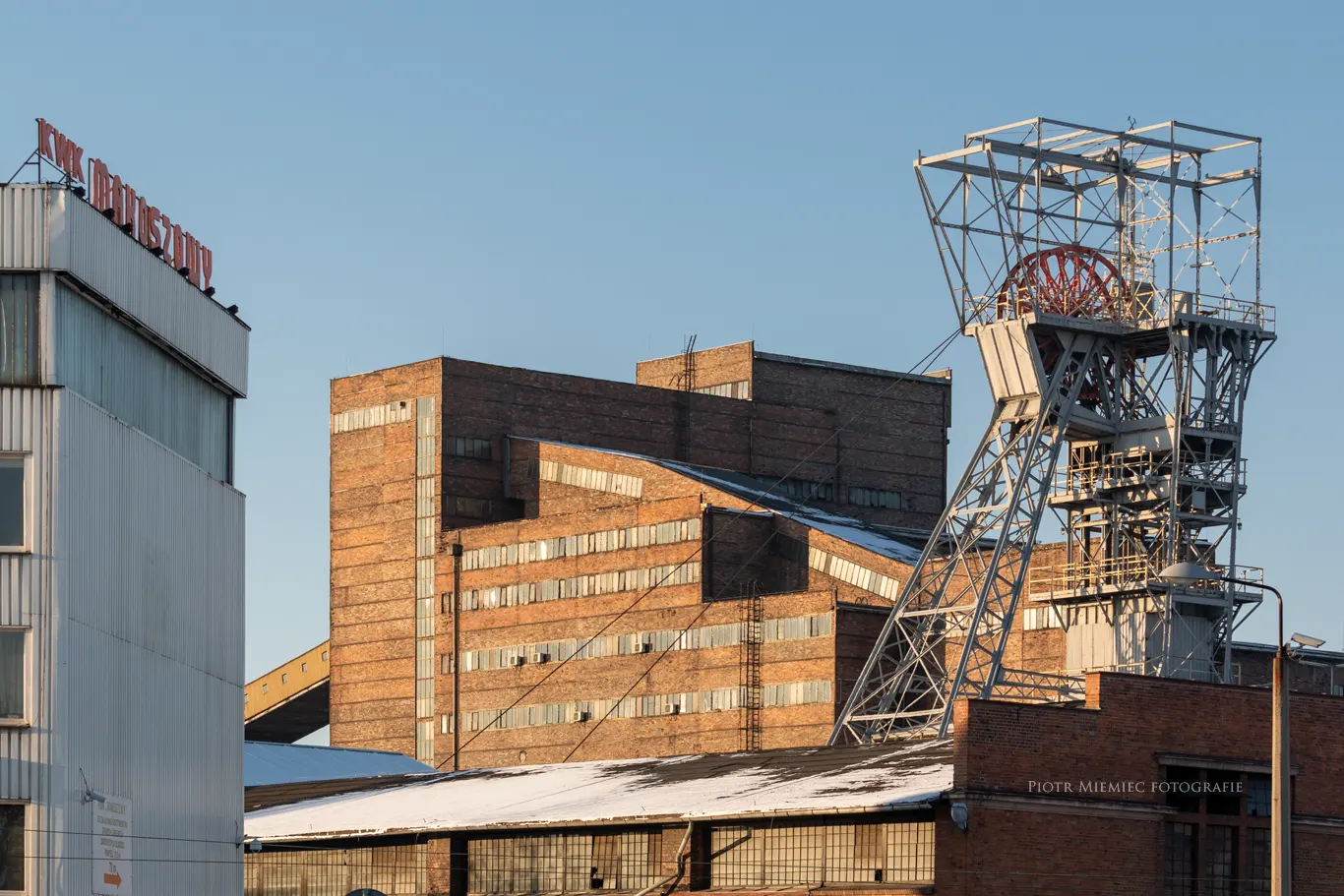 Przemysłowa architektura KWK Makoszowy – wieże wyciągowe i nadszybia.