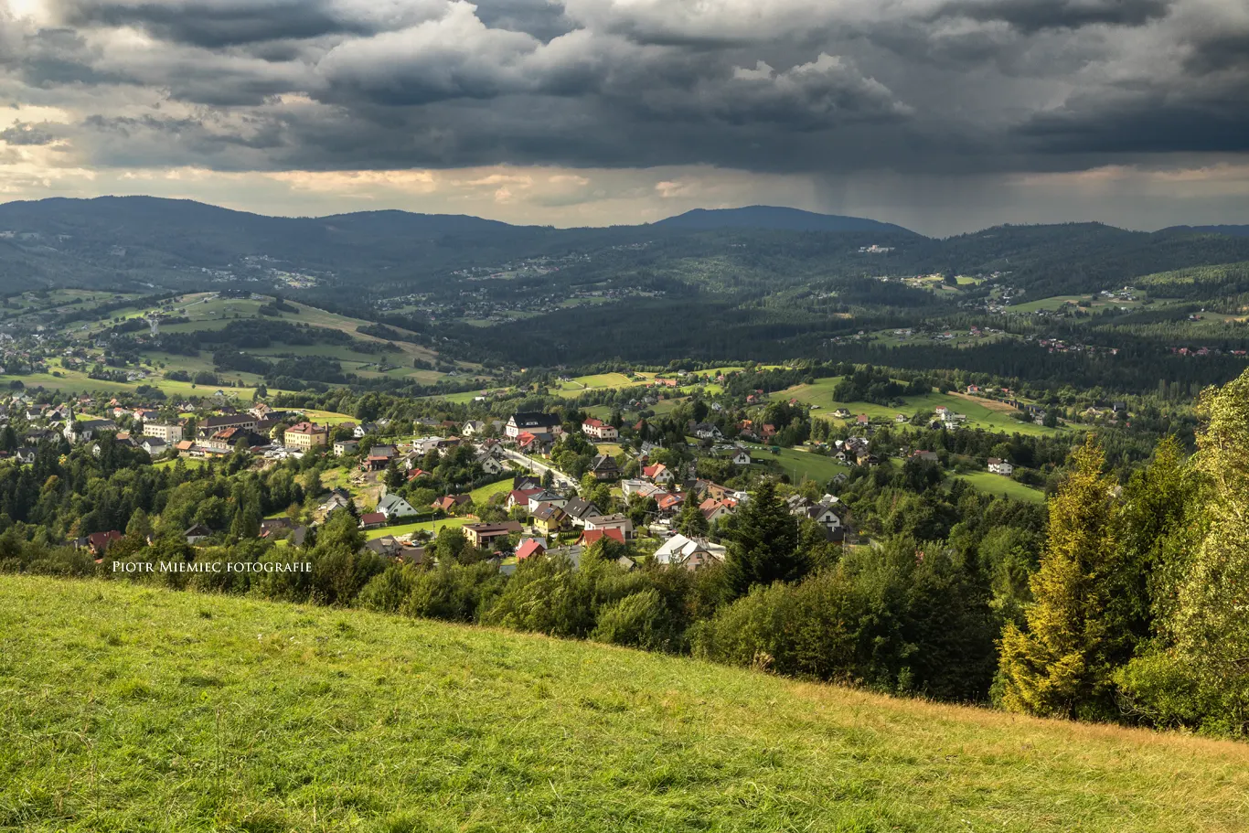 Widok z Ochodzitej na Koniaków i góry Beskidu Śląskiego