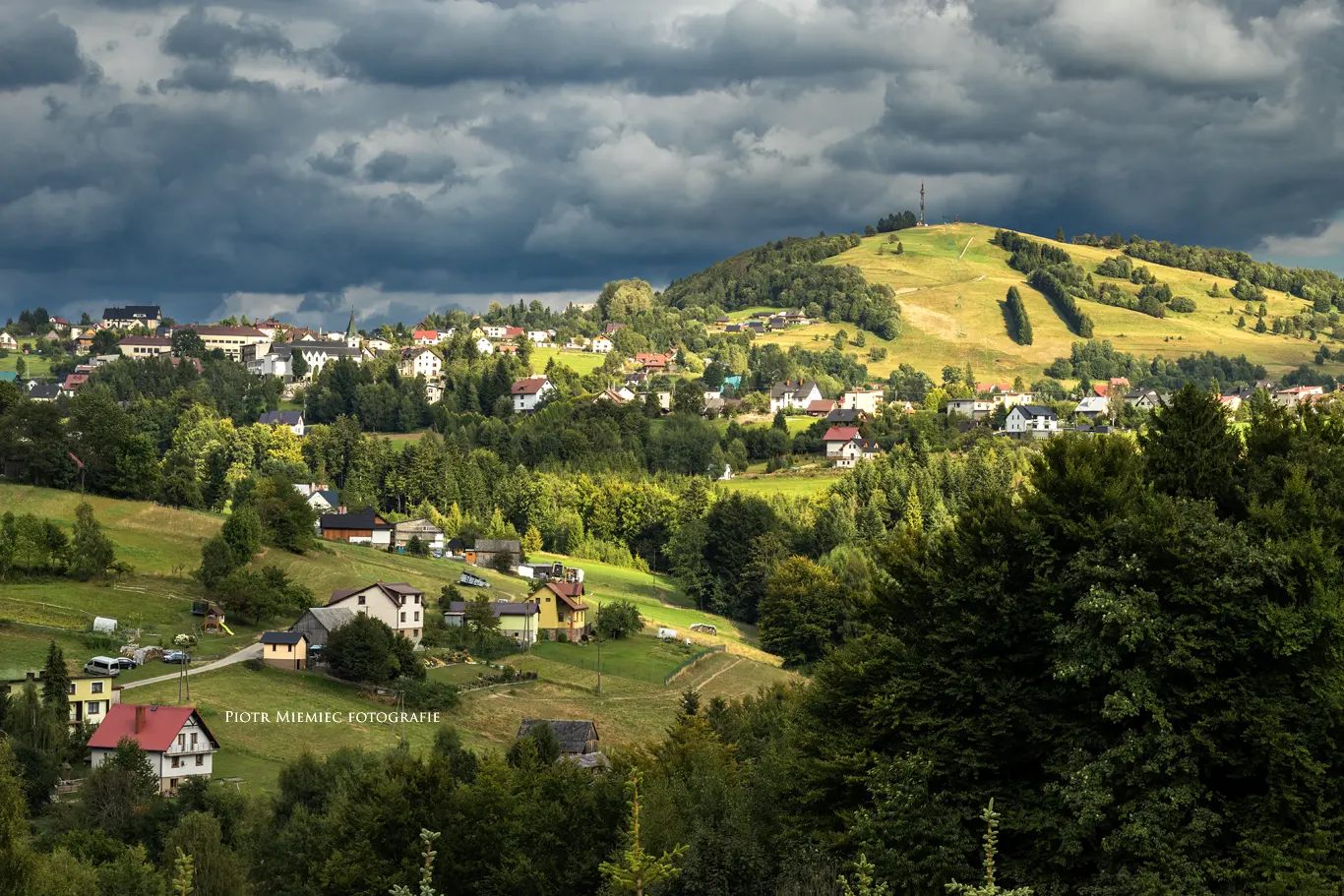 Konaków i i wnosząca się nad nim Góra Ochodzita