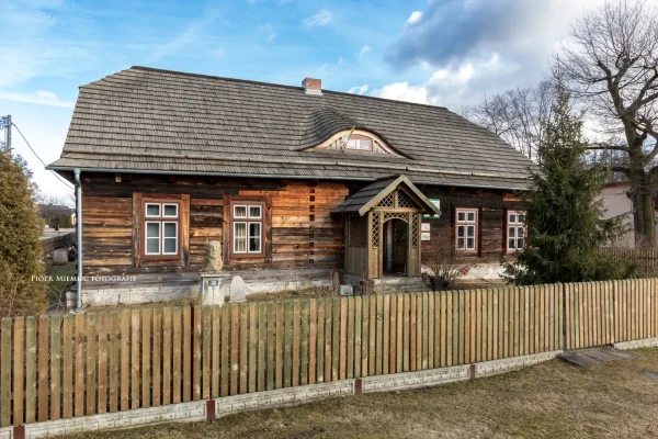 Drewniany budynek z końca XIX wieku w Kolonowskiem