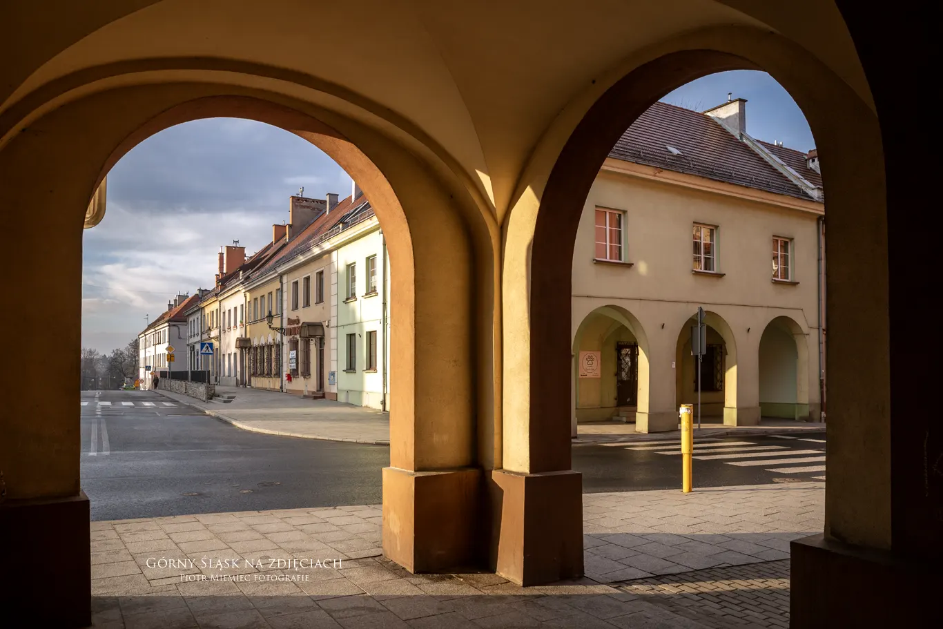 Rynek w Pyskowicach, widok z podcieni