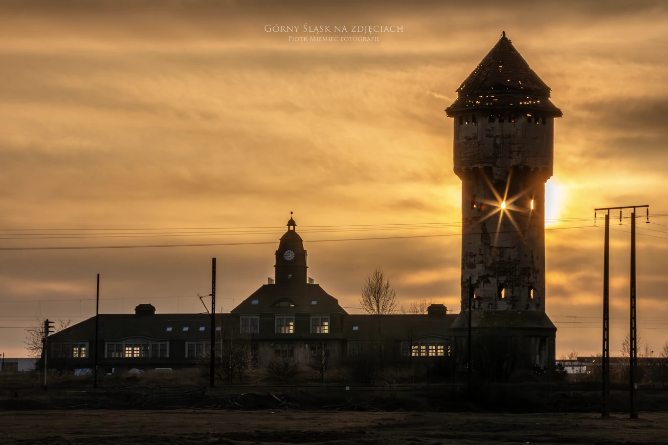 Słońce przebijające się przez okna wieży huty Uthemann
