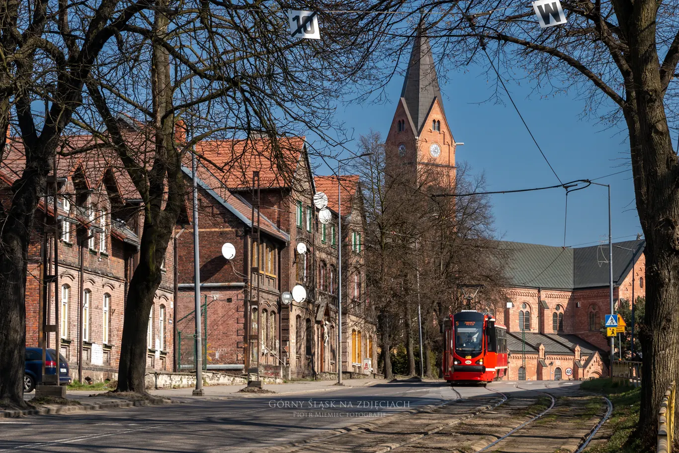 Bytom Bobrek, ul. Konstytucji. W tle widoczny kościół Świętej Rodziny.