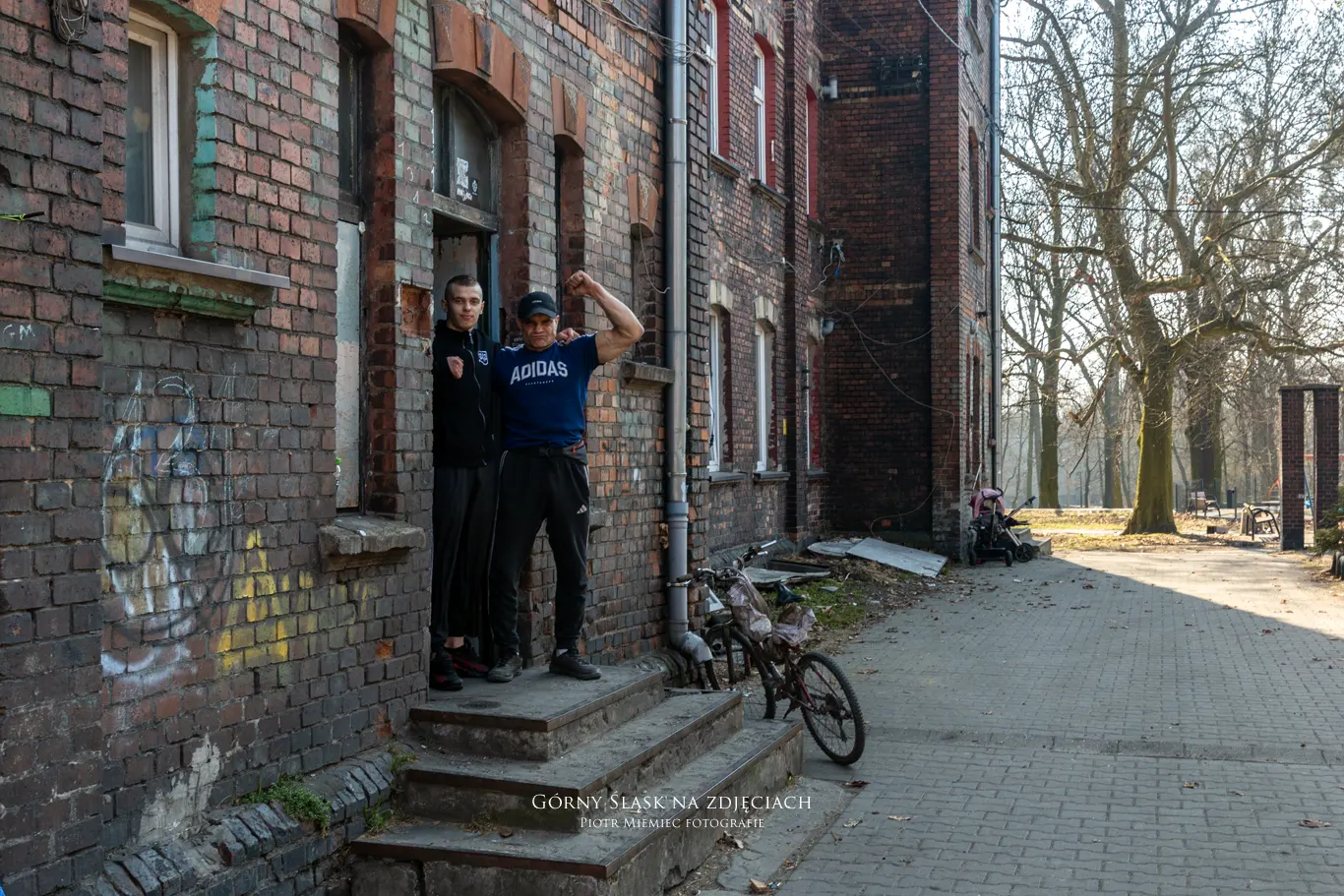 Mili panowie pozujący do zdjęcia Mili panowie pozujący do zdjęcia