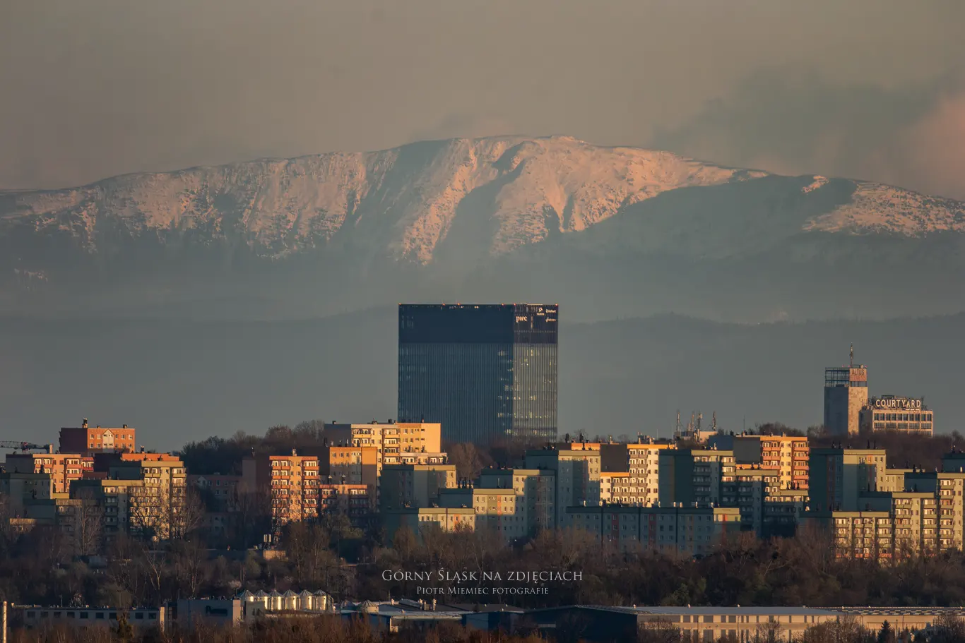 Katowice na tle Babiej Góry